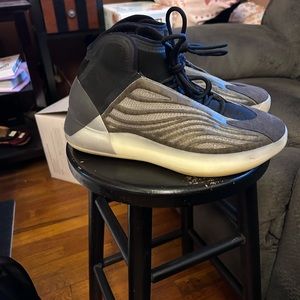 Yeezy QNTM barium size 11